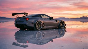 Liberty Walk Ferrari 599 suolatasangolla heijastaen vaaleanpunaista ja oranssia auringonlaskun taivasta.