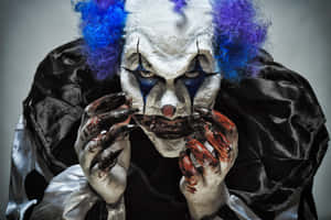 Ein gruseliger Clown mit blutigen Händen, die den Mund bedecken, trägt einen schwarzen Satinumhang. — Korok Wallpaper