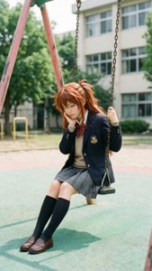 Mitsuha auf einer Schaukel in Your Name