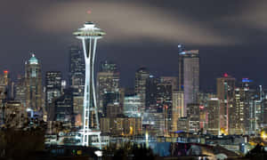 Horizonte de Seattle de noche con el Space Needle iluminado entre edificios altos. — 3440x1440p Fondods de Seattle Fondos