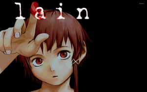 Anime-tjej med brunt hår och röda ögon håller fingret mot pannan, text 'lain' ovanför. — Seriella experiment lain bakgrund Bakgrundsbilder