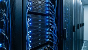 Uma foto realista de um rack de servidor em um data center com LEDs azuis