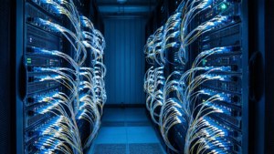 Eine symmetrische Ansicht eines Serverraums mit Reihen von blinkenden Lichtern und leuchtenden Kabeln
