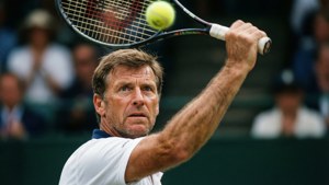 Boris Becker servant avec intensité