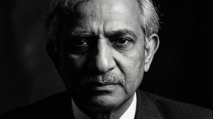 Een zwart-witportret met hoog contrast van Dr. Kalam, half in de schaduw, met een serieuze uitdrukking.