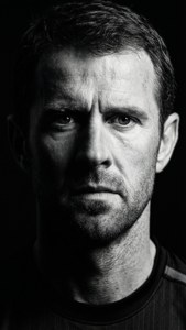 Un portrait dramatique en noir et blanc de Ryan Giggs avec un fort clair-obscur.