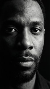 Närbild dramatiskt porträtt av Pharoahe Monch.