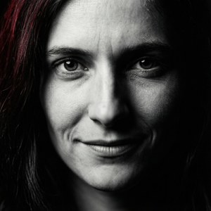 Intensives Nahaufnahme von Laetitia Bresson mit dramatischem Schattenspiel und scharfen Gesichtszügen.