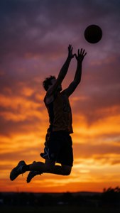 Silhouette von Cooper Dejean, der bei Sonnenuntergang nach einem Ball springt