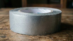Makrokuva teippirullasta puulla