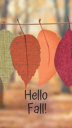 Folhas de tecido em cores de outono penduradas em uma corda com o texto 'Hello Fall!'. — Fall Scenes Papéis de Parede