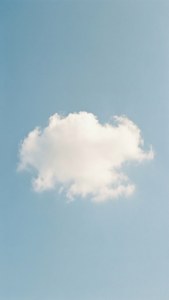 Minimalistisk himmel med en enslig hvit sky.