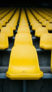 Close-up abstrato de um assento amarelo no Signal Iduna Park com fundo bokeh