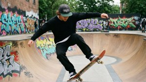 Peely viser skateboardfærdigheder.