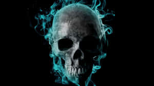 Ein rissiger Schädel, umgeben von glühendem cyanfarbenem Rauch auf schwarzem Hintergrund — Skull Aesthetic Wallpaper