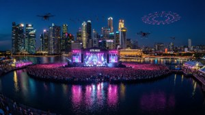 Panoramisch nachtzicht van Ultra Music Festival met stads skyline en drone-lichtshow