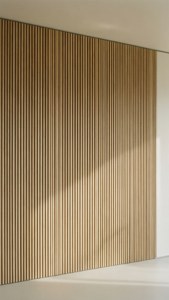 Lamas de madera verticales en un interior moderno minimalista.