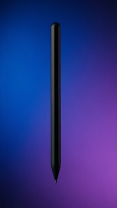Apple Pencil zijaanzicht met blauw naar paarse verloopachtergrond.