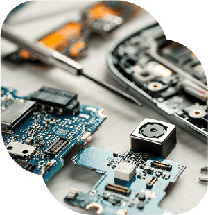 Disassembled smartphone parts and repair tools on a metal surface. — Celular PNG