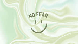 Ein einfaches Smiley-Gesicht mit den Worten 'NO FEAR' auf einem fließenden mintgrünen und weißen Hintergrund.