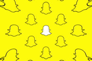 Snapchat-Geist-Logo-Muster auf gelbem Hintergrund mit einem weißen Geist. — Red Snapchat Logo Wallpaper
