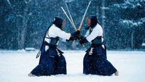 Pratica di Kendo sulla neve con un'atmosfera serena.