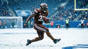 David Njoku dykker inn i målsonen for en snørik touchdown.