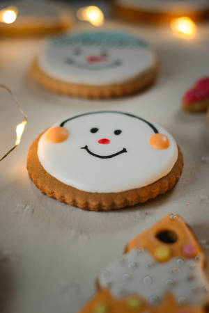 Festliga snögubbskakor med vit glasyr och orange kinder under varma sagoljus. — Christmas Cookies Bilder