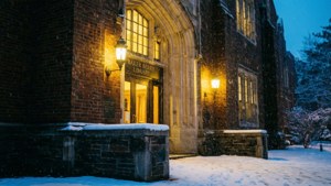 Accogliente scena invernale dell'ingresso della Baker-Berry Library al Dartmouth College sotto la nevicata.
