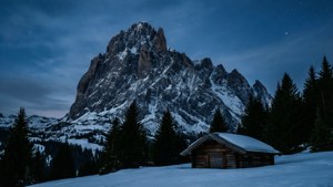 Una scena tranquilla di montagna innevata al crepuscolo, con una cabina solitaria, che cattura gli sfondi atmosferici di Wit Studio.