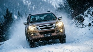 Isuzu Mu-X trotzt einer verschneiten Bergstraße.