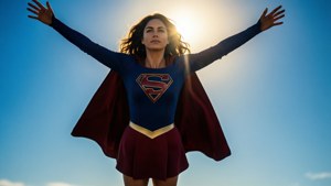 Supergirl steigt zur Sonne auf.