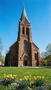 Et lyst syn af Sofia Kirke med forårsblomster i Helsingborg
