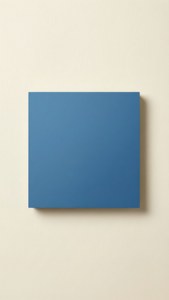 Un quadrato blu con un'ombra morbida su uno sfondo chiaro, minimalista ed elegante.