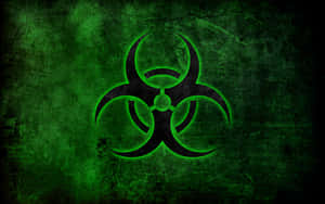 Symbole de danger biologique vert brillant sur un mur sombre texturé.