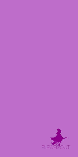 Eine lila Hexe, die auf einem Besen fliegt, mit dem Text flewedout — iPhone Pink Aesthetic Wallpaper