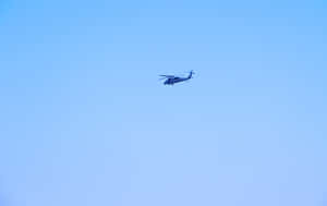 Militärhelikopter flyger på klarblå himmel — Solid Dark Blue Bakgrundsbilder