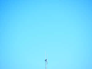 Radioantenn mot en klarblå himmel — Solid Dark Blue Bakgrundsbilder