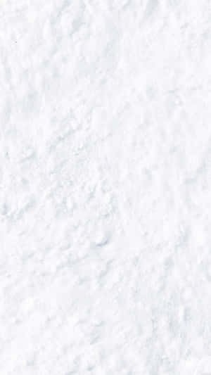Gros plan sur de la neige texturée avec de douces nuances bleues et de légères ondulations.