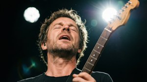 Dramatiskt soloögonblick av Nicolas Schenker med huvudet bakåt och gitarren höjd, intensiv passion.