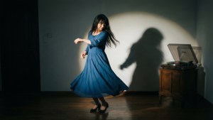 En kvinde danser alene under en spotlight, bittersød Murakami-øjeblik