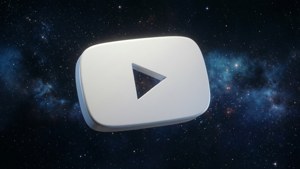 En 3D hvid YouTube-afspilningsknap, der svæver blandt stjerner og tåge i rummet, biografbaggrund.