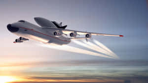 Un géant avion cargo blanc transportant une navette spatiale vole au coucher du soleil.