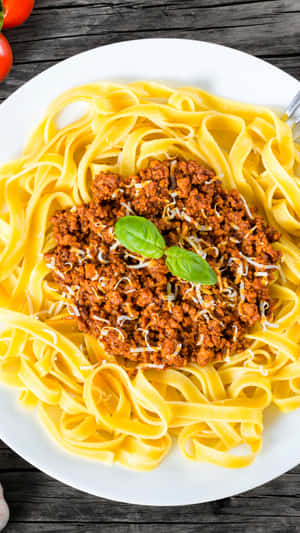 Fettuccine pasta with meat sauce basil and cheese on a wooden table — Spaghetti Picture