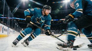 Blake Wheeler susar nerför isen med pucken under en match.