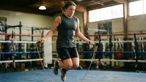 Atleet touwtjespringen in een boksring tijdens een trainingssessie.