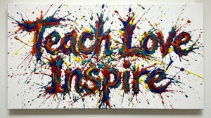 Ein abstraktes Farbsplatztapet mit 'Teach Love Inspire', gebildet aus Spritzern, lebendig und kreativ.
