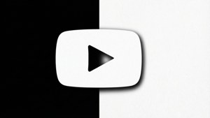 Vit YouTube-logotyp på delad svart och vit bakgrund.