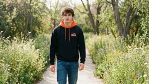 UTSA-studerende går på sti kantet med vilde blomster, forårets skønhed