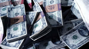 Montes de notas de dólar americano de diferentes denominações espalhadas sobre uma superfície. — Wealth Papéis de Parede